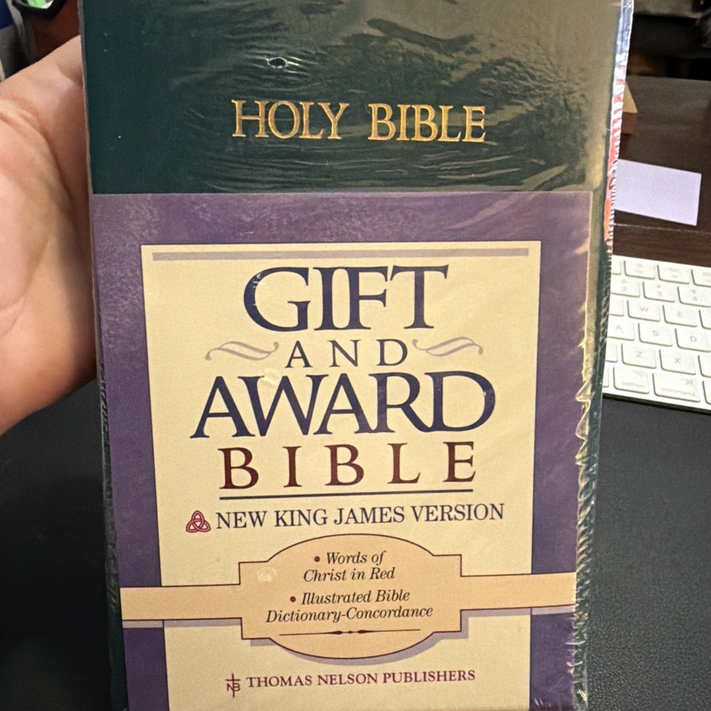 Gift and Award Bible by Thomas Nelson Publishing Staff (1989, Imitation Leather)